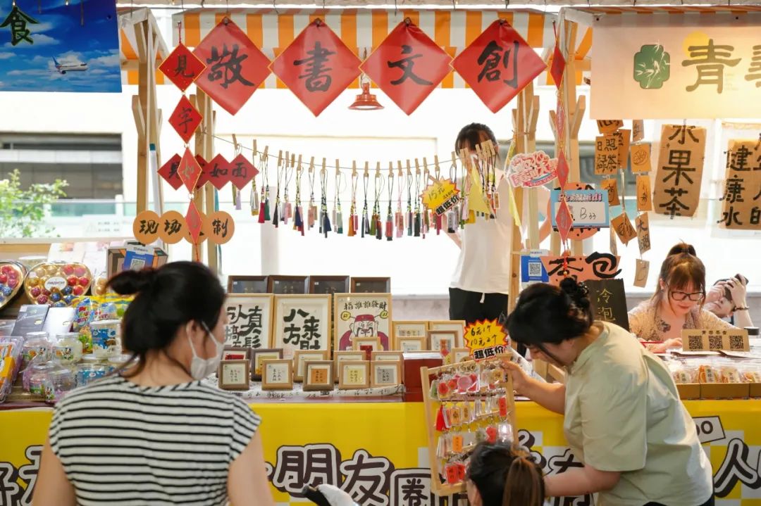 江湖摊位新品亮相，潮流新品引领潮流