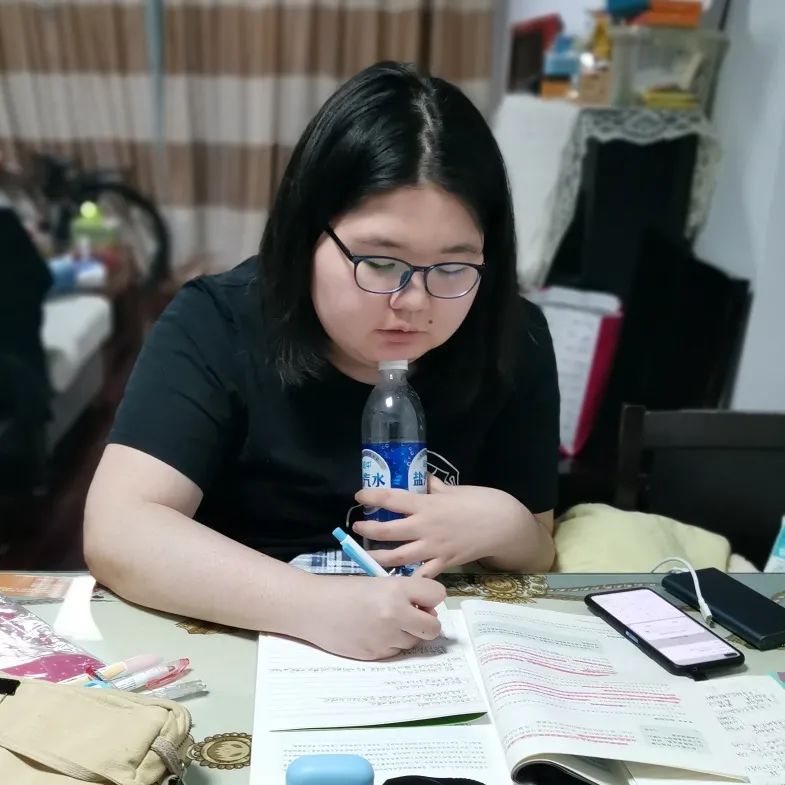 新同桌揭晓，友情与期待的校园故事